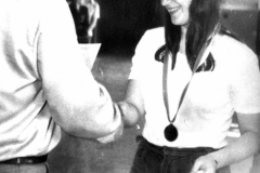 Dyr. szkoły mgr H. Karol wręcza nagrody najlepszym sportowcom, 1981