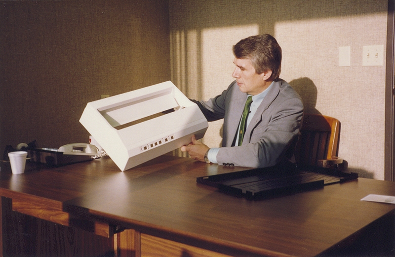 inż. L. Gajewski z prototypem obudowy drukarki w AMT Kalifornia (USA), 1990