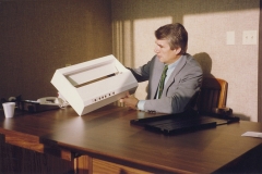 inż. L. Gajewski z prototypem obudowy drukarki w AMT Kalifornia (USA), 1990