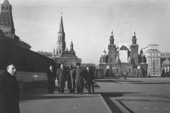 Grupa praktykantów w I Moskiewskij Fabryce Zegarków na Placu Czerwonym w Moskwie, 1957